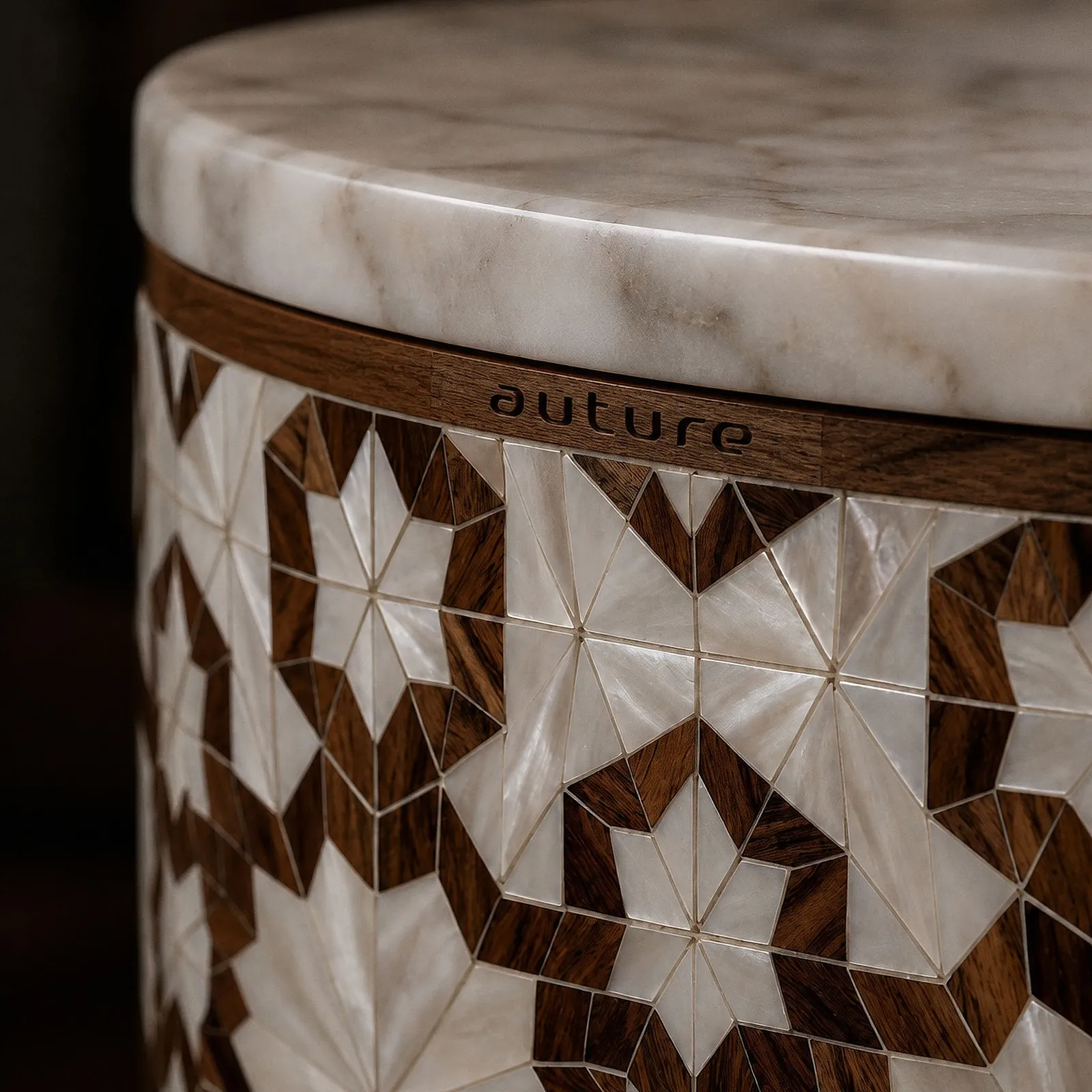 تفصيل تطعيم صدفي على طاولة برخام أبيض / Mother-of-pearl inlay detail under a white marble top